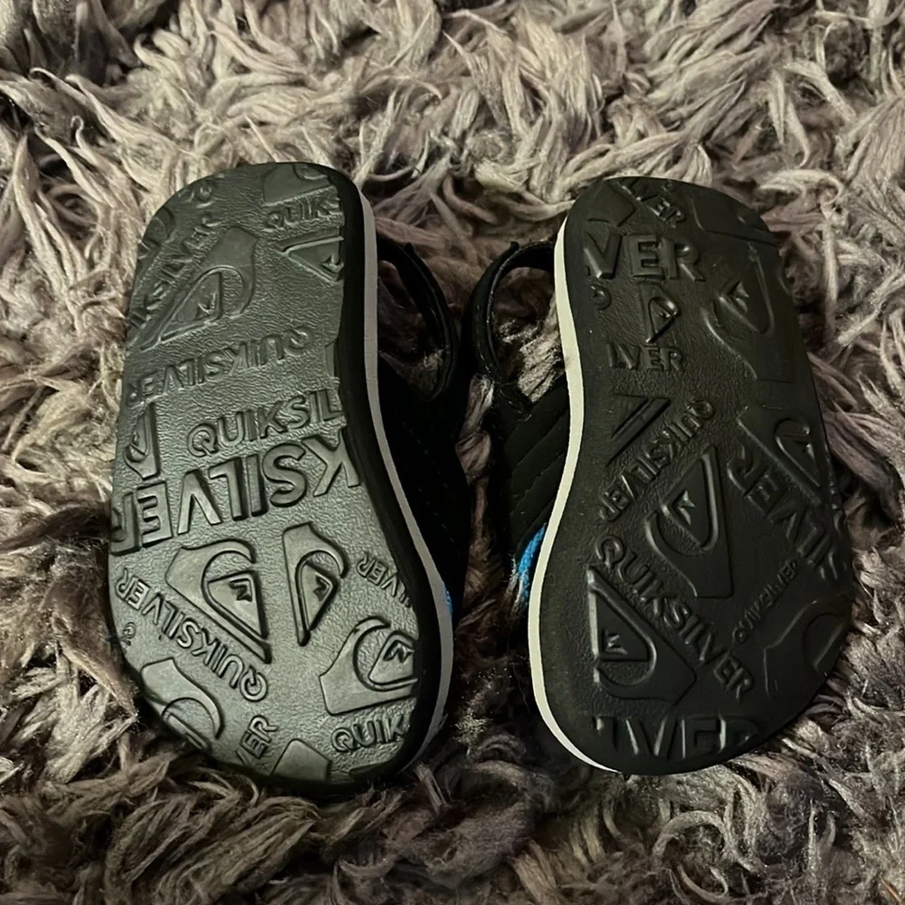 Quicksilver black and blue flip flops for boys.